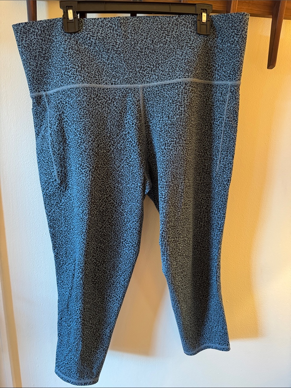 Athleta Blue Salutation Stash II Textured Tight High-Waist 3/4 Leggings